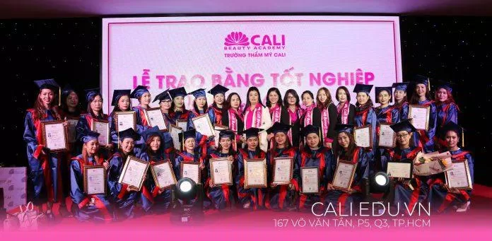 Học sinh nhận bằng tốt nghiệp từ Cali Beauty Academy
