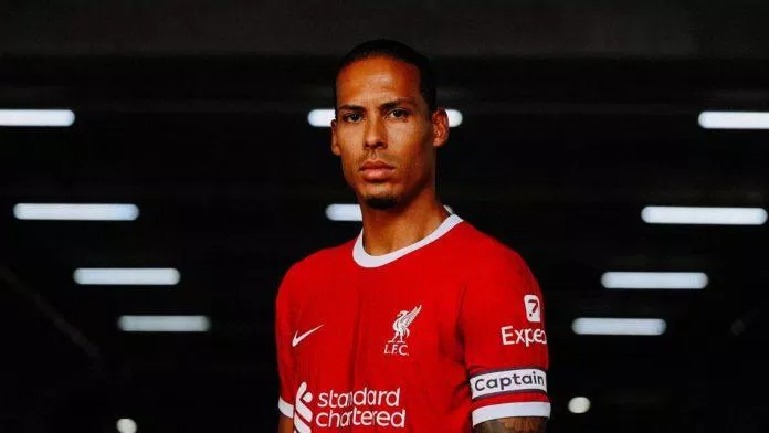 Vandijk được Jurgen Klopp trao băng đội trưởng (nguồn ảnh: Liverpool Official) Vandijk được Jurgen Klopp trao băng đội trưởng (nguồn ảnh: Liverpool Official)