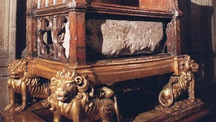 Ghế đăng quang với hơn 700 năm tuổi (Ảnh: Internet)