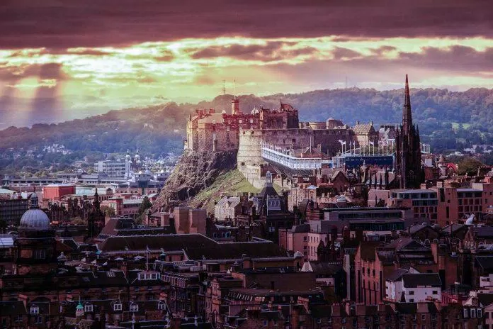 Hiện viên đá đang được trưng bày tại lâu đài Edinburgh (Ảnh: Internet)