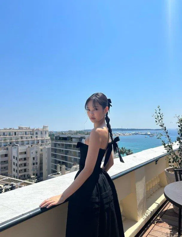 Jennie phối dây ruy băng màu đen với tóc tết một chùm (nguồn: internet)