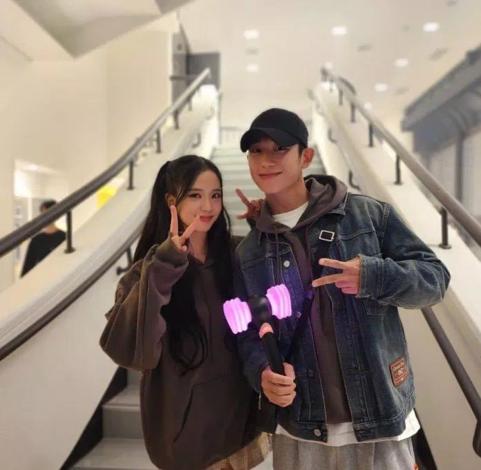 Fanboy Hae In ''hớn hở'' chụp cùng idol Jisoo (Nguồn: Internet) Trước khi xác nhận hẹn hò với Ahn Bo Hyun coupe Jisoo (BLACKPINK)- Jung Hae In từng real đến cỡ nào? Ahn Bo Hyun bạn gái bạn trai Jisoo Black Pink Jisoo bộ phim hẹn hò Jisoo Jung Hae In phim truyền hình Tin đồn Truyền hình