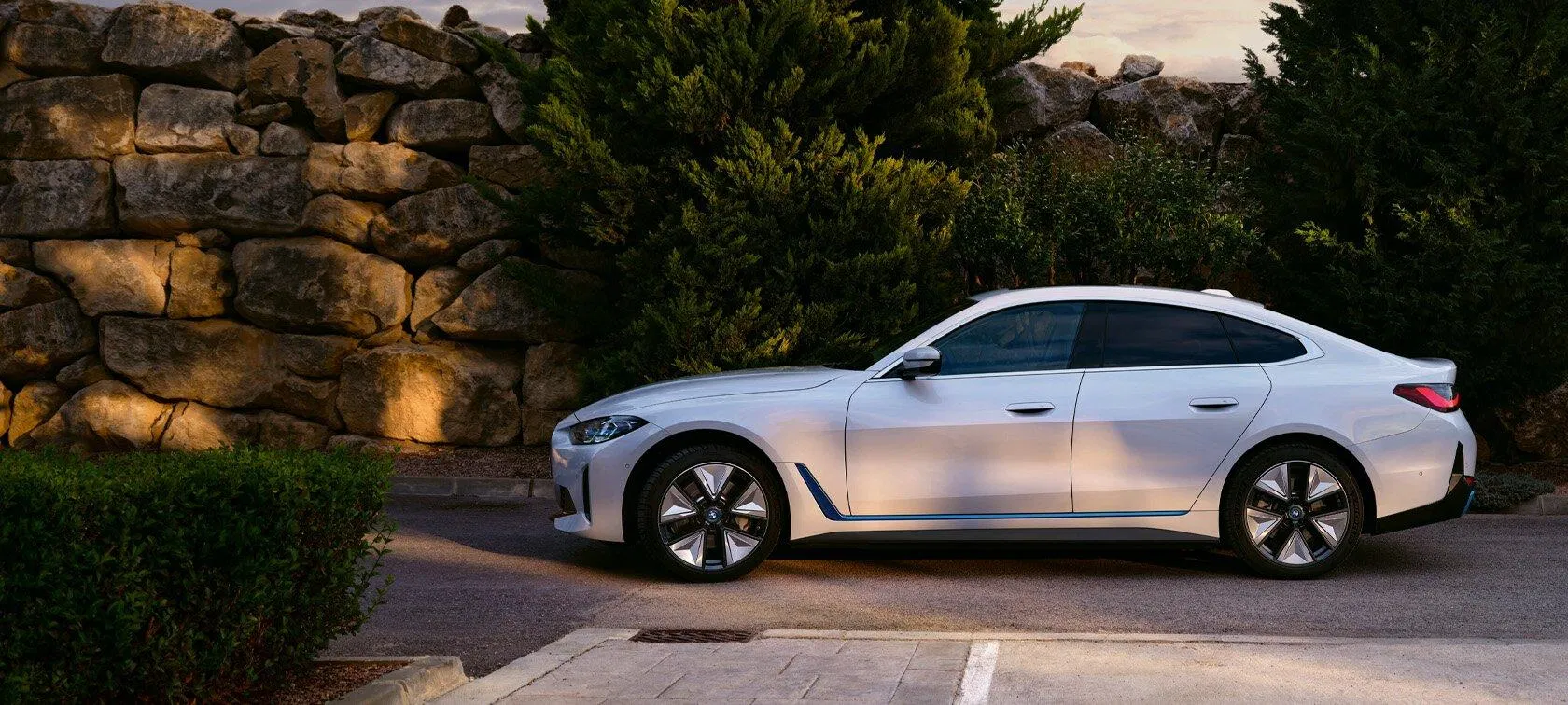 Đánh giá dòng xe BMW i4 2023: Giá lăn bánh, thông số kỹ thuật, ngoại thất và nội thất xe (Ảnh: internet) Đánh giá dòng xe BMW i4 2023: Giá lăn bánh, thông số kỹ thuật, ngoại thất và nội thất xe (Ảnh: internet)