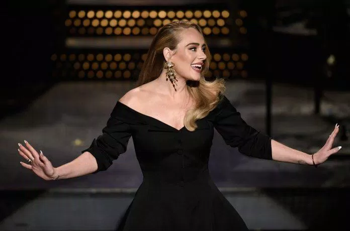 Adele trong một buổi liveshow (Ảnh: ELLE)