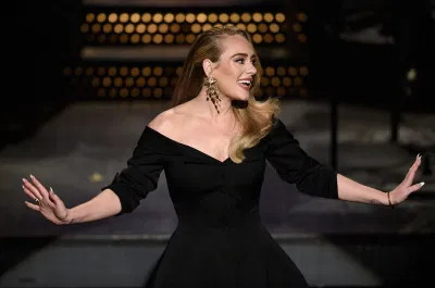 Adele trong một buổi liveshow (Ảnh: ELLE)