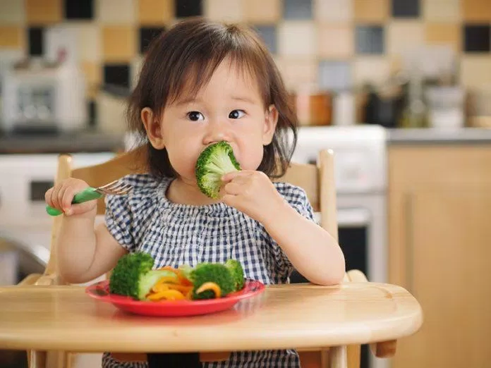 Các thành viên trong gia đình ăn rau với trẻ (Nguồn: Internet) Các thành viên trong gia đình ăn rau với trẻ (Nguồn: Internet)