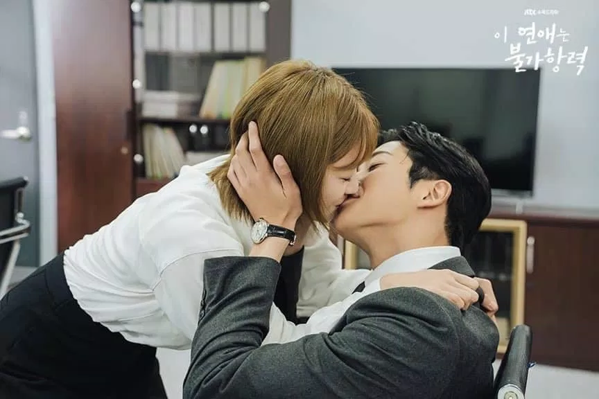 Cả hai mạnh dạn thể hiện tình cảm ở công ty ( Ảnh Internet ) Cả hai mạnh dạn thể hiện tình cảm ở công ty ( Ảnh Internet )