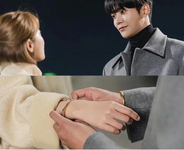 Shin Yu tặng Hong Jo vòng tay với hi vọng tình cảm của họ sẽ mãi bền chặt, không bao giờ chia xa ( Ảnh Internet) Shin Yu tặng Hong Jo vòng tay với hi vọng tình cảm của họ sẽ mãi bền chặt, không bao giờ chia xa ( Ảnh Internet)