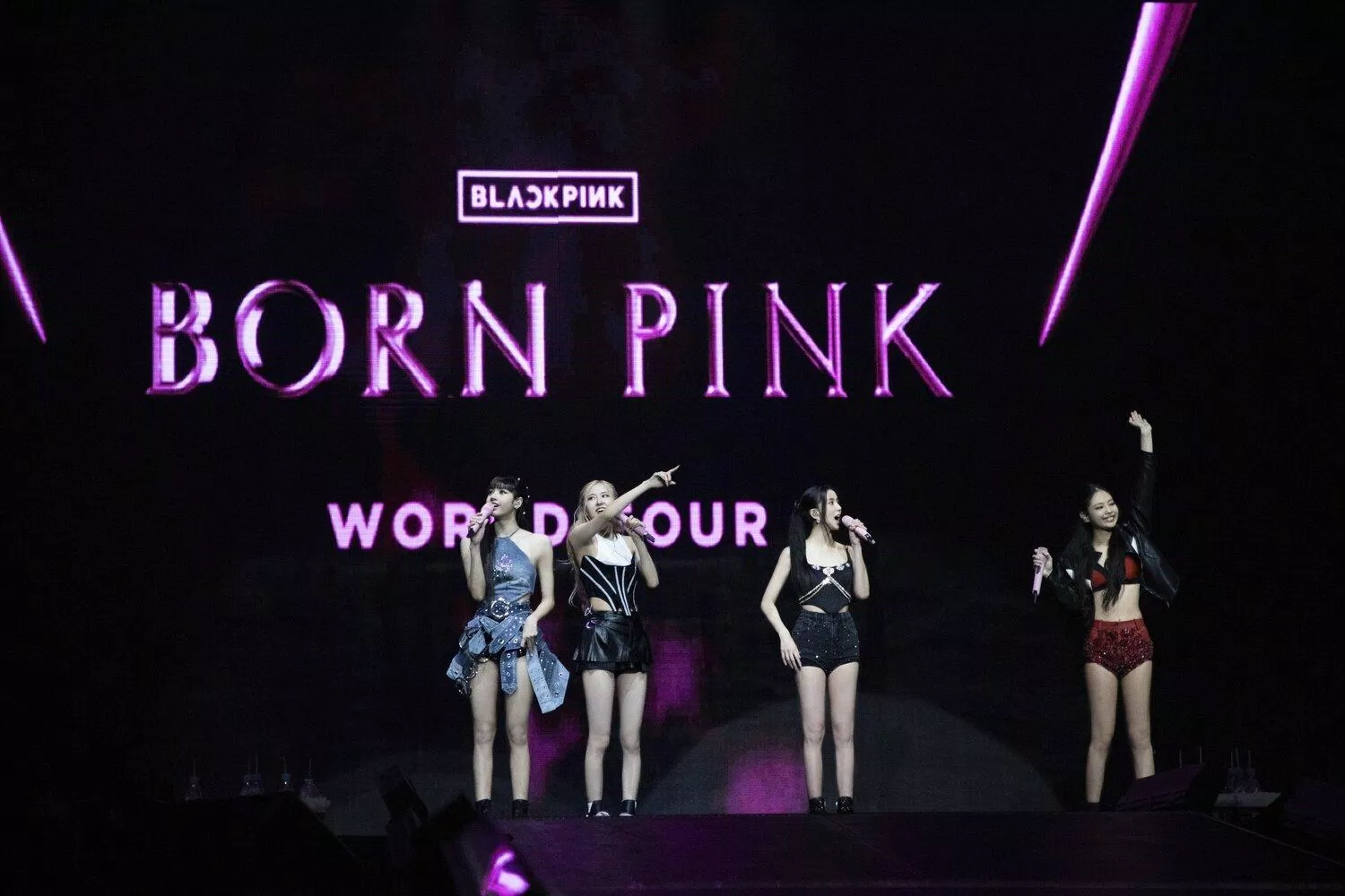 BLACKPINK trên sân khấu của chuyến lưu diễn "BORN PINK" (Ảnh: Internet)