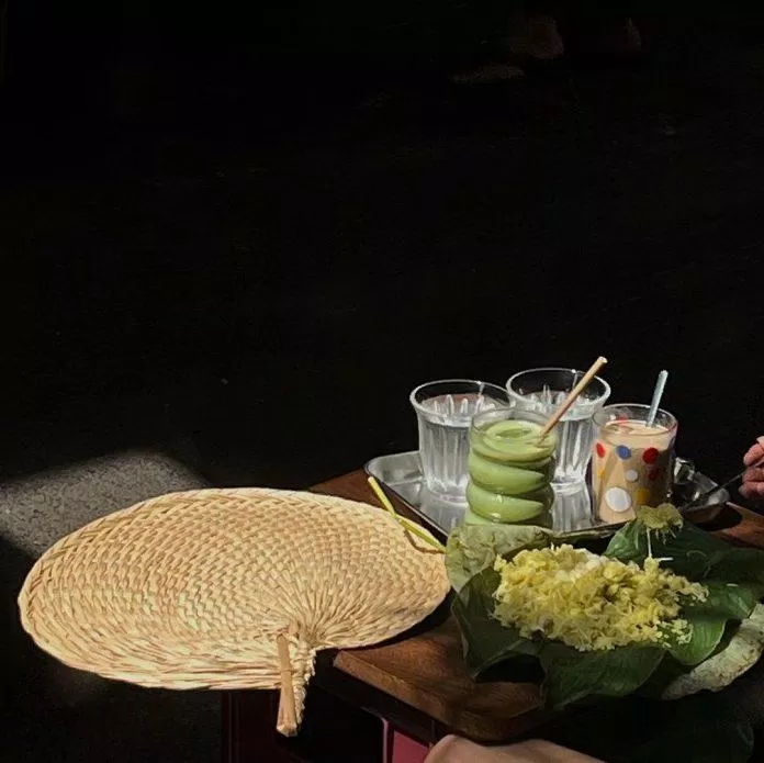 Quạt nan, ly thủy tinh chấm bi, cốm thơm gói lá sen (Nguồn: @caphe.litaliti) Quạt nan, ly thủy tinh chấm bi, cốm thơm gói lá sen (Nguồn: @caphe.litaliti)
