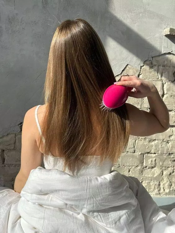 Hình thành thói quen chải tóc sẽ giúp mái tóc mượt mà, óng ả hơn (Nguồn: internet)