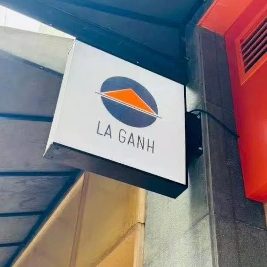 Biển hiệu của quán "La Ganh" của Chi Pu tại Thượng Hải Trung Quốc (Nguồn: internet) Biển hiệu của quán "La Ganh" của Chi Pu tại Thượng Hải Trung Quốc (Nguồn: internet)