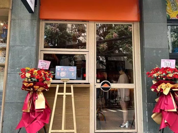 Cửa quán Phở "La Ganh" của Chi Pu tại Thượng Hải Trung Quốc (Nguồn: internet) Cửa quán Phở "La Ganh" của Chi Pu tại Thượng Hải Trung Quốc (Nguồn: internet)