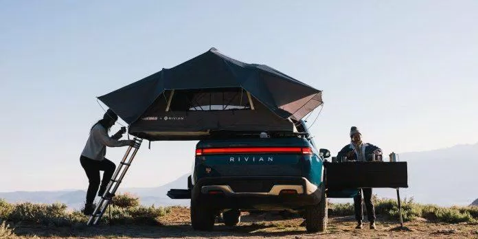 Một chiếc Rivian R1T màu xanh lam được điều chỉnh để cắm trại ngoài trời (Ảnh: Internet) Một chiếc Rivian R1T màu xanh lam được điều chỉnh để cắm trại ngoài trời (Ảnh: Internet)