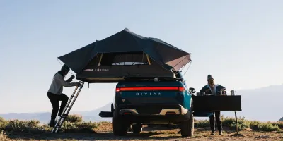 Một chiếc Rivian R1T màu xanh lam được điều chỉnh để cắm trại ngoài trời (Ảnh: Internet) Một chiếc Rivian R1T màu xanh lam được điều chỉnh để cắm trại ngoài trời (Ảnh: Internet)