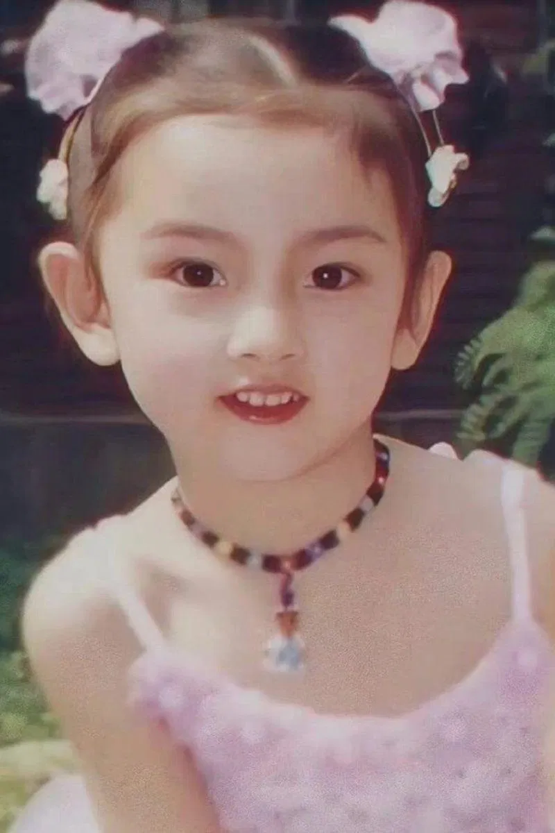 Tống Tổ Nhi đã xinh đẹp môi trắng răng hồng từ bé. (Nguồn: Internet)
