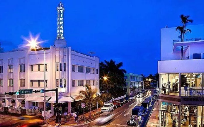 Đường Collins Avenue - nguồn: Internet Đường Collins Avenue - nguồn: Internet