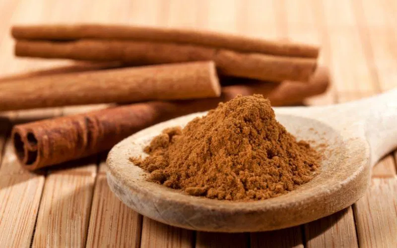 Bạn có thể sử dụng bột quế giúp làm giảm các triệu chứng khó tiêu, đầy bụng (Ảnh: Internet)