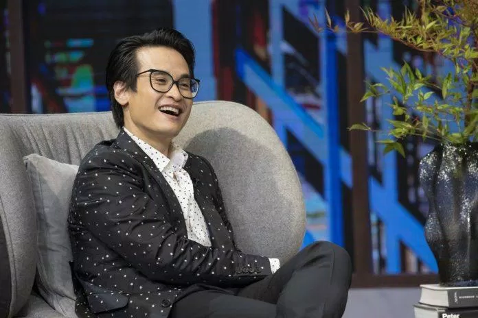 Ca sĩ Hà Anh Tuấn trong một buổi talkshow (Ảnh: VnExpress)