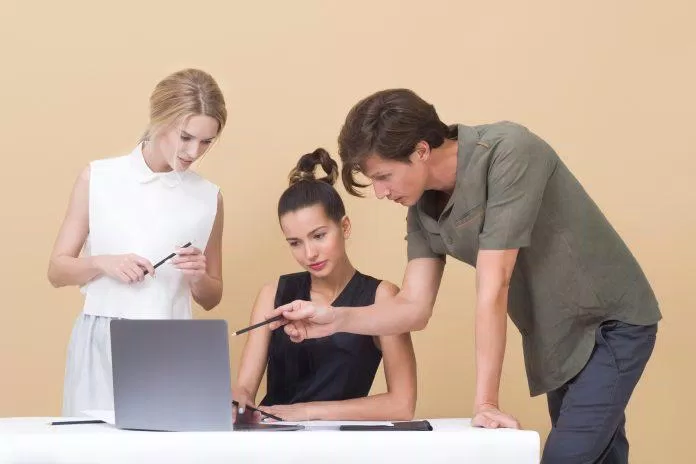 Tham khảo ý kiến của bạn bè, người thân để có thêm thông tin về ngành nghề bạn sắp dấn thân. (Nguồn: Internet) Tham khảo ý kiến của bạn bè, người thân để có thêm thông tin về ngành nghề bạn sắp dấn thân. (Nguồn: Internet)