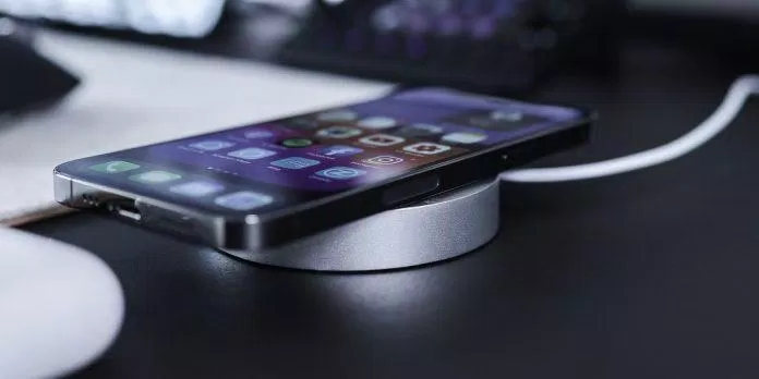 iPhone được sạc không dây bằng MagSafe (Ảnh: Internet)