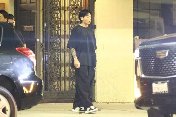 Hình ảnh Jungkook hút thuốc nhanh chóng được chia sẻ trên nhiều trang mạng (Ảnh: Internet)