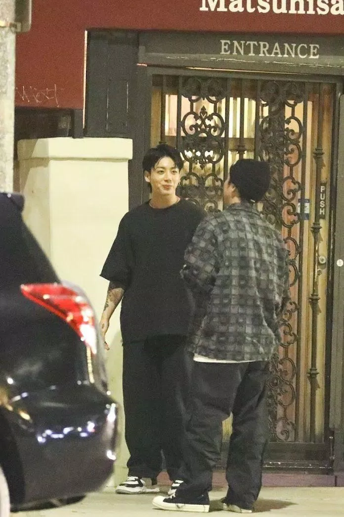 Cư dân mạng liên tục thảo luận rằng Jungkook có phạm luật cấm hút thuốc lá nơi công cộng hay không (Ảnh: Internet)