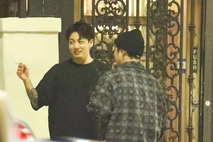 Jungkook bị bắt gặp hút thuốc tại bên ngoài một nhà hàng ở Los Angeles (Ảnh: Internet)