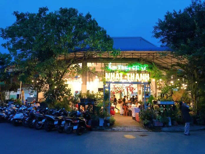 Không gian bên ngoài quán hết sức lung linh