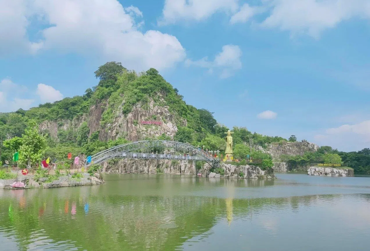 Cảnh quan núi Sập hùng vĩ hướng ra hồ. Nguồn: Internet Cảnh quan núi Sập hùng vĩ hướng ra hồ. Nguồn: Internet