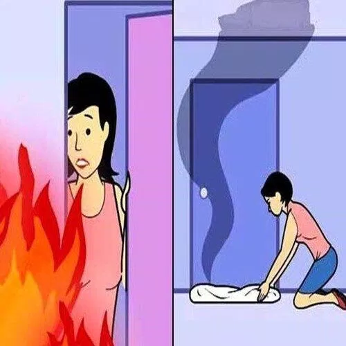 Dùng khăn tẩm ướt bịt các khe cửa để hạn chế khói len vào căn hộ (nguồn ảnh: Internet). Dùng khăn tẩm ướt bịt các khe cửa để hạn chế khói len vào căn hộ (nguồn ảnh: Internet).
