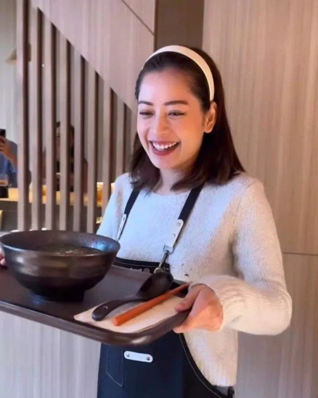 Đích thân bà chủ Chi Pu phục vụ trong ngày chạy thử (Nguồn: internet) Đích thân bà chủ Chi Pu phục vụ trong ngày chạy thử (Nguồn: internet)