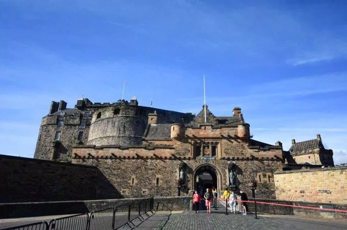 Lâu đài Edinburgh - nguồn: Internet Lâu đài Edinburgh - nguồn: Internet