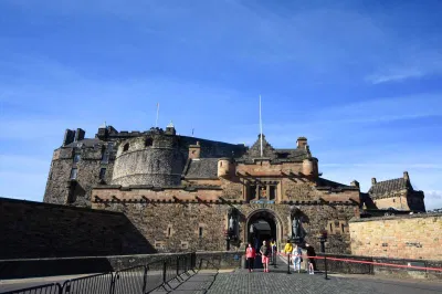 Lâu đài Edinburgh - nguồn: Internet Lâu đài Edinburgh - nguồn: Internet