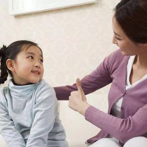 Lời khen là yếu tố quan trọng để khuyến khích trẻ ăn rau (Nguồn: Internet) Lời khen là yếu tố quan trọng để khuyến khích trẻ ăn rau (Nguồn: Internet)