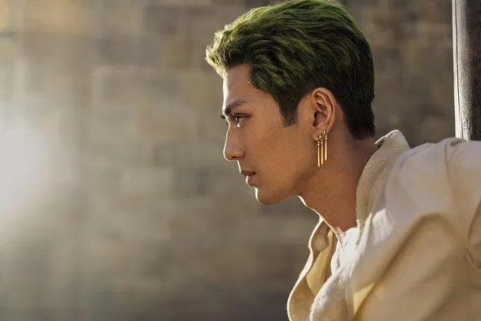 Mackenyu đã bấm lỗ tai để lột tả chính xác dấu ấn của Zoro (Ảnh: Internet)