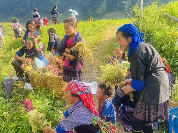 Những người Mông hiếu khách. (Ảnh: Kim Cúc)
