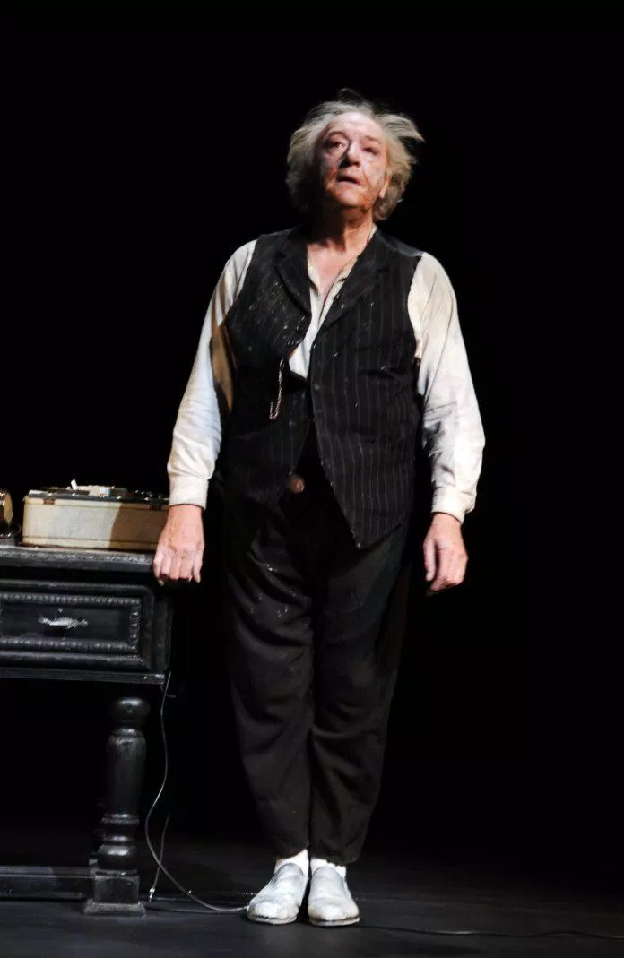 Michael Gambon trên sân khấu tại nhà hát Quốc gia Hoàng gia (Nguồn: Imdb) Michael Gambon trên sân khấu tại nhà hát Quốc gia Hoàng gia (Nguồn: Imdb)
