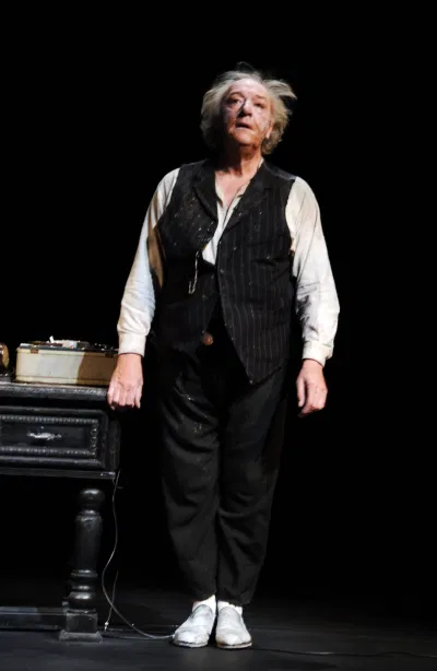 Michael Gambon trên sân khấu tại nhà hát Quốc gia Hoàng gia (Nguồn: Imdb) Michael Gambon trên sân khấu tại nhà hát Quốc gia Hoàng gia (Nguồn: Imdb)