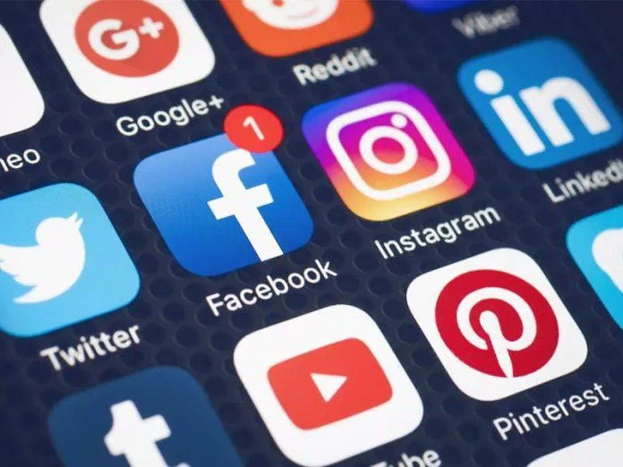Xây dựng nội dung trên các nền tảng mạng xã hội là một cách để thu hút khách hàng khi bán hàng online (Ảnh: Internet) Xây dựng nội dung trên các nền tảng mạng xã hội là một cách để thu hút khách hàng khi bán hàng online (Ảnh: Internet)
