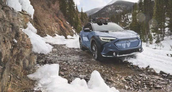 Subaru Solterra chạy trên núi tuyết (Ảnh: Internet) Subaru Solterra chạy trên núi tuyết (Ảnh: Internet)