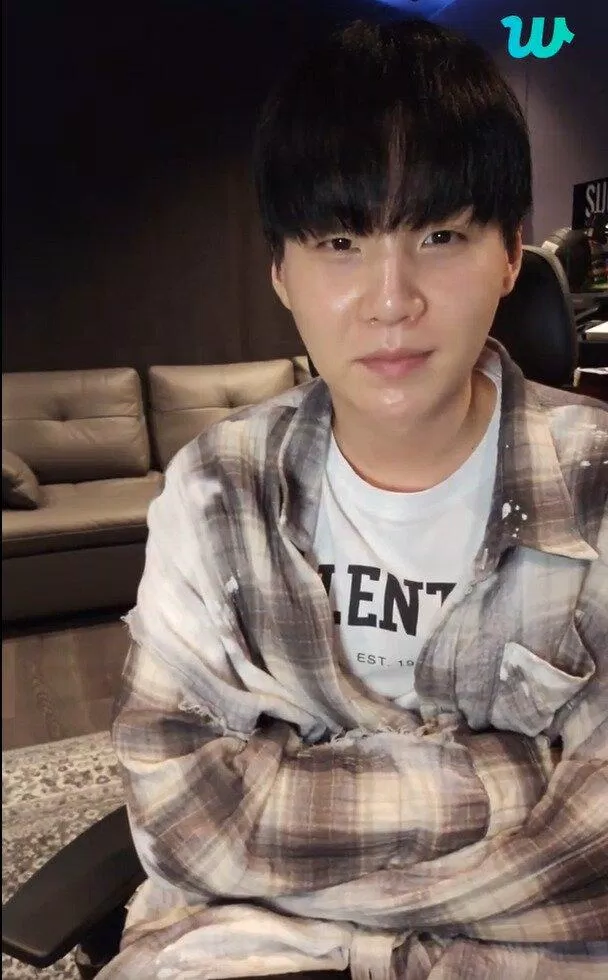 SUGA livestream chào tạm biệt fan trước khi nhập ngũ (Nguồn: Internet)