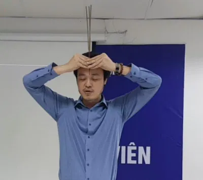 Cách thắp hương (Ảnh: Internet) Cách thắp hương (Ảnh: Internet)