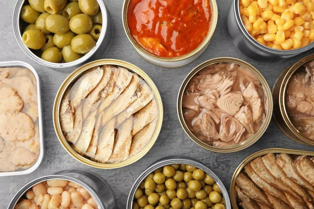 Không nên dùng đồ hộp vì có chứa hàm lượng muối cao (Ảnh: Internet) Không nên dùng đồ hộp vì có chứa hàm lượng muối cao (Ảnh: Internet)