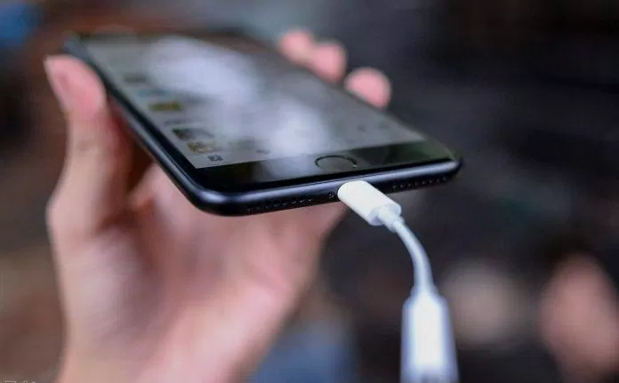 Apple loại bỏ jack cắm 3.5mm trên các mấu iPhone (Ảnh : Internet)