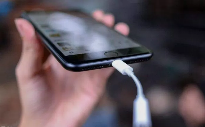 Apple loại bỏ jack cắm 3.5mm trên các mấu iPhone (Ảnh : Internet) Apple loại bỏ jack cắm 3.5mm trên các mấu iPhone (Ảnh : Internet)