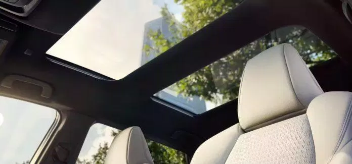 Nóc xe bằng kính của Toyota bZ4X (Ảnh: Internet) Nóc xe bằng kính của Toyota bZ4X (Ảnh: Internet)