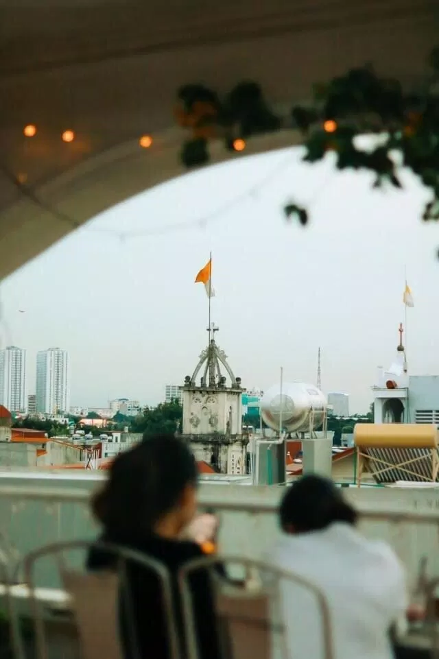 View nhìn rộng xung quanh là những toà nhà (Nguồn: Internet) View nhìn rộng xung quanh là những toà nhà (Nguồn: Internet)