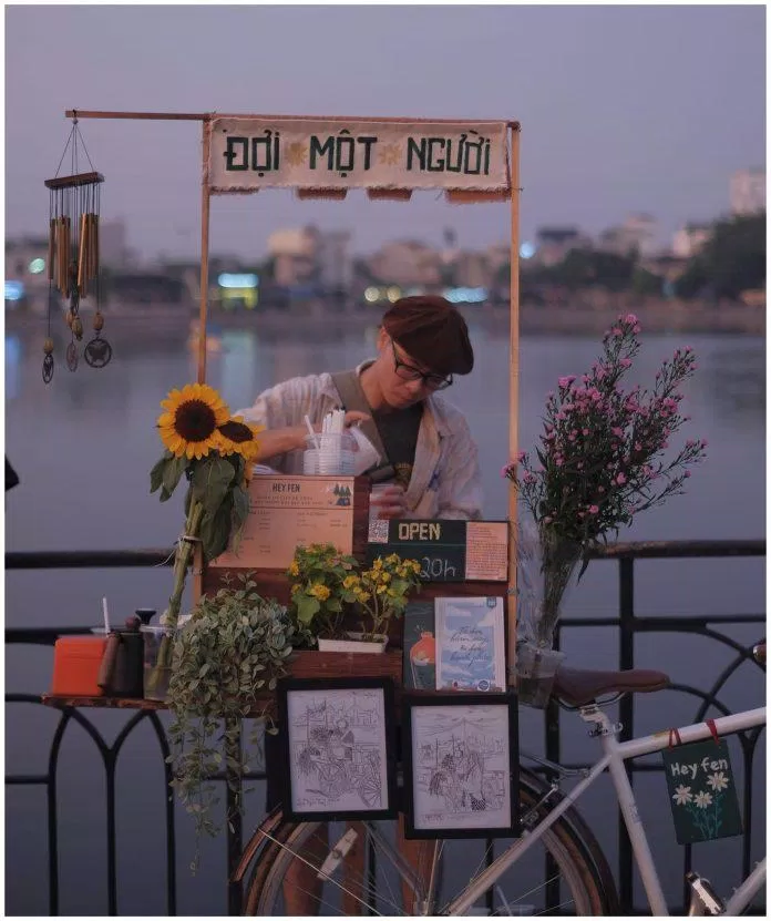 Một chiếc xe đặc biệt cạnh hồ An Biên đầy thương nhớ (Nguồn: Internet) Một chiếc xe đặc biệt cạnh hồ An Biên đầy thương nhớ (Nguồn: Internet)