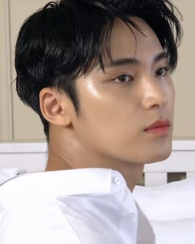 Mingyu (Seventeen) đã lo ngại việc sẽ không được debut vì vẻ ngoài cùng với làn da ngăm của mình.